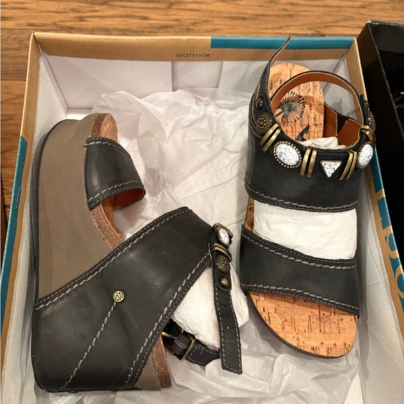 Black and Brown platform wedge Sandals with Embellishments - Picture 1 of 6